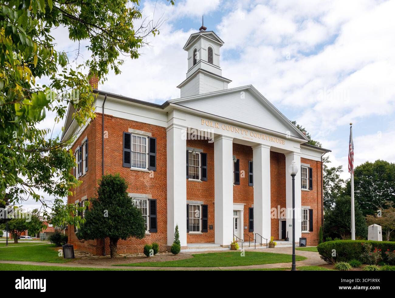 Columbus, North Carolina, USA-7. September 2025: Polk County Courthouse, ein Backsteinhaus im griechischen Revival-Stil aus dem Jahr 1859. Diagonale Vorderansicht. Stockfoto