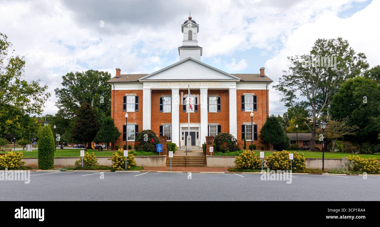 Columbus, North Carolina, USA-7. September 2025: Polk County Courthouse, ein Backsteinhaus im griechischen Revival-Stil aus dem Jahr 1859. Einzelpunktperspektive vorne Stockfoto