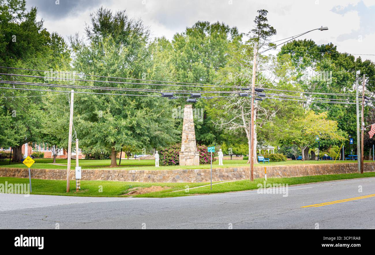 Columbus, North Carolina, USA-7. September 2025: Kreuzung von Hampton und Mills, Gelände der Stearns School und Denkmal für Polizei und Feuerwehr. Stockfoto