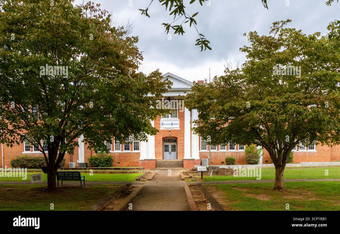 Columbus, North Carolina, USA-7. September 2025: Gebäude der Old Stearns School aus einer Perspektive, Nahaufnahme. 1917. Stockfoto