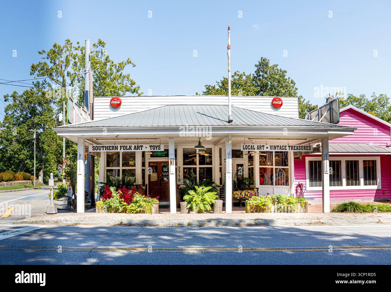 Flat Rock, North Carolina, USA – 7. September 2025: Hauptkreuzung von Flat Rock mit einer kleinen Gruppe von Geschäften. Die Heimat von Carl Sandburg Stockfoto