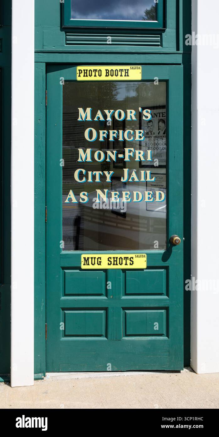 Saluda, North Carolina, USA-18. September 2025: Humorvolle Eingangstür zum Büro des Bürgermeisters in der Innenstadt, „City Jail as Need“. „Mug Shots“. Stockfoto