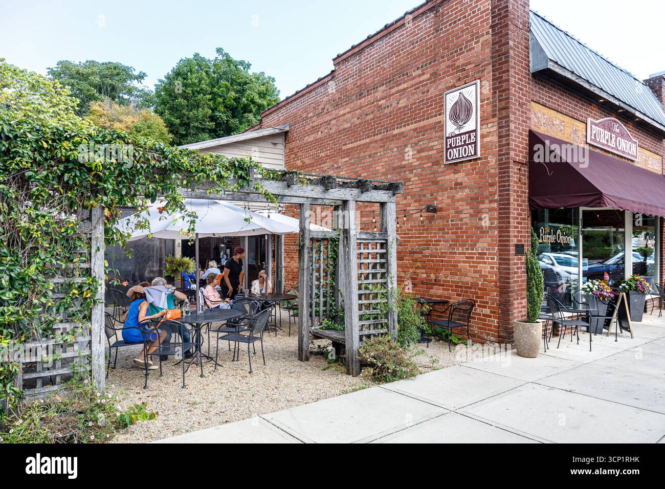 Saluda, North Carolina, USA-18. September 2025: Diagonale Vorderansicht des Purple Onion Restaurants in der Innenstadt, mit Gebäudeeingang, außerhalb von dini Stockfoto