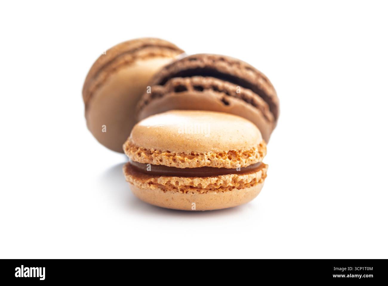 Verschiedene Aromen von Macarons. Bunte Makronen auf weißem Hintergrund. Stockfoto