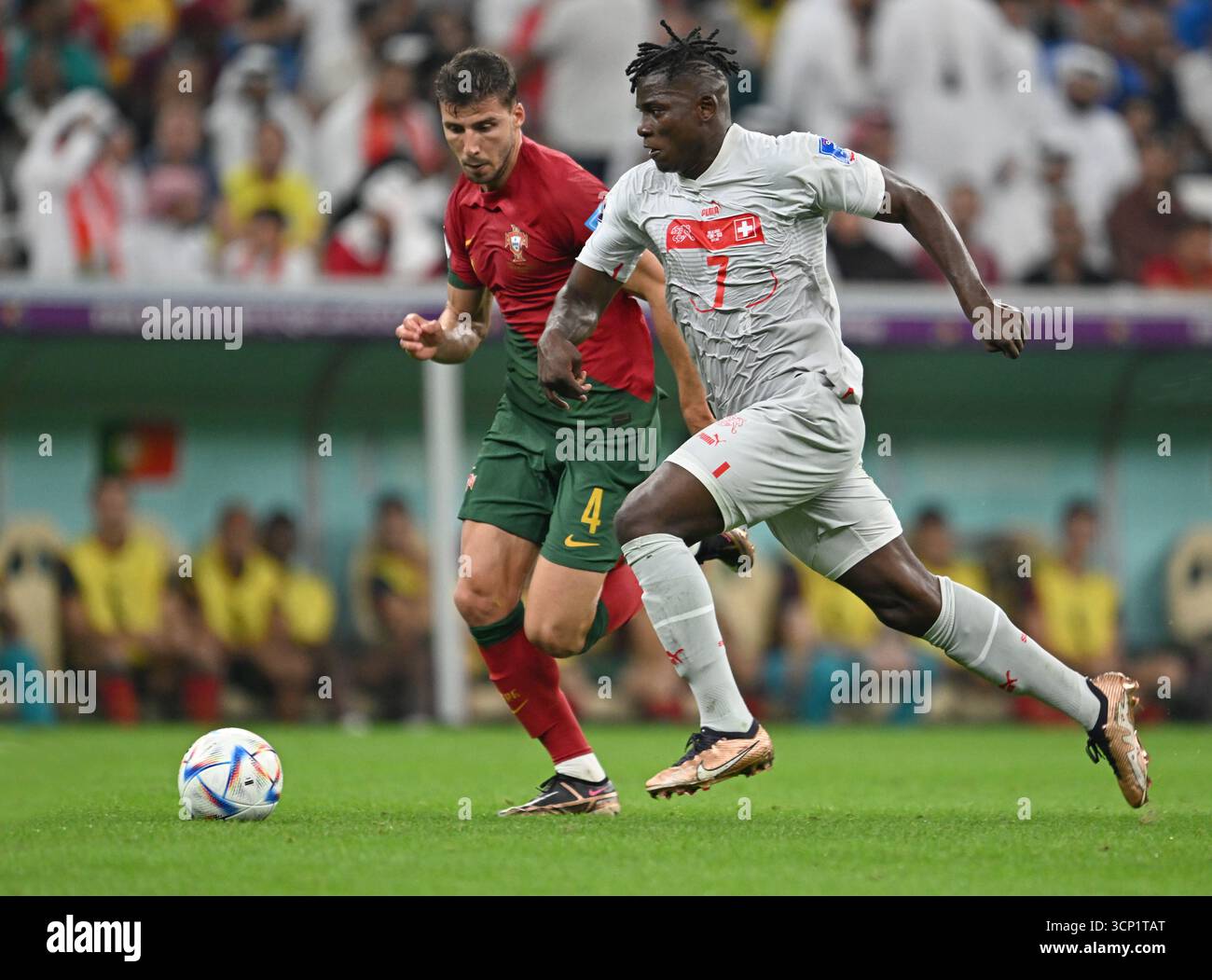 Breel Embolo in einer Fußspur mit dem portugiesischen Verteidiger, um die Kontrolle zu erlangen. Achtelfinale der FIFA Fussball-Weltmeisterschaft 2022. Stockfoto