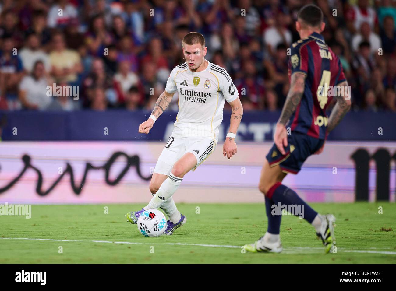 Valencia, Spanien. September 2025. VALENCIA, SPANIEN - 23. SEPTEMBER: Franco Mastantuono von Real Madrid spielt mit dem Ball während des LaLiga EA Sports Matches zwischen Levante UD und Real Madrid im Ciutat de Valencia Stadium am 23. September 2025 in Valencia. (Foto von Francisco Macia/Photo Players Images/Magara Press) Credit: Magara Press SL/Alamy Live News Stockfoto