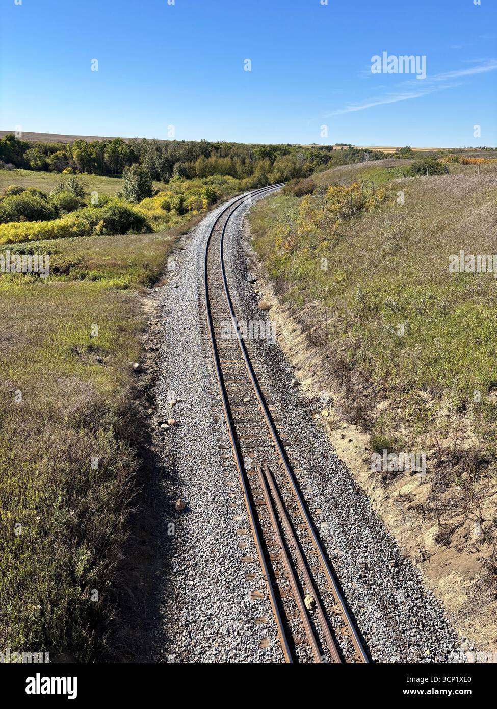''der lange Weg vor uns. Ein einziger Zug verschwindet in der Entfernung der Prärie." Stockfoto