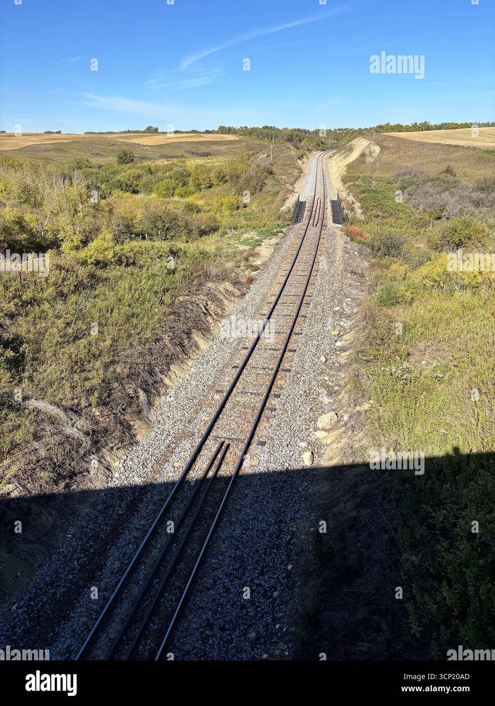 ''der lange Weg vor uns. Ein einziger Zug verschwindet in der Entfernung der Prärie." Stockfoto