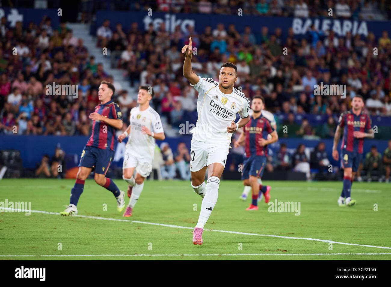 Valencia, Spanien. September 2025. VALENCIA, SPANIEN - 23. SEPTEMBER: Kylian Mbappe von Real Madrid feiert, nachdem er beim LaLiga EA Sports Spiel zwischen Levante UD und Real Madrid am 23. September 2025 im Ciutat de Valencia Stadium in Valencia das dritte Tor seiner Mannschaft erzielt hat. (Foto von Francisco Macia/Photo Players Images/Magara Press) Credit: Magara Press SL/Alamy Live News Stockfoto