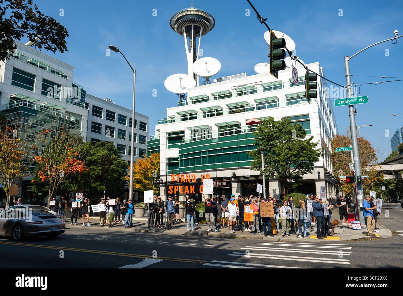 Seattle, USA. September 2025. Kurz nach den Demonstranten am Mittag vor der Sinclair Broadcasting Group Komo News Plaza während der, lutschen Sie, Sinclair! Protest. Die Demonstranten haben sich nach der Nachricht mobilisiert, dass Sinclair Jimmy Kimmels Rückkehr-Sendung heute Abend nicht übertragen wird. James Anderson/Alamy Live News Stockfoto