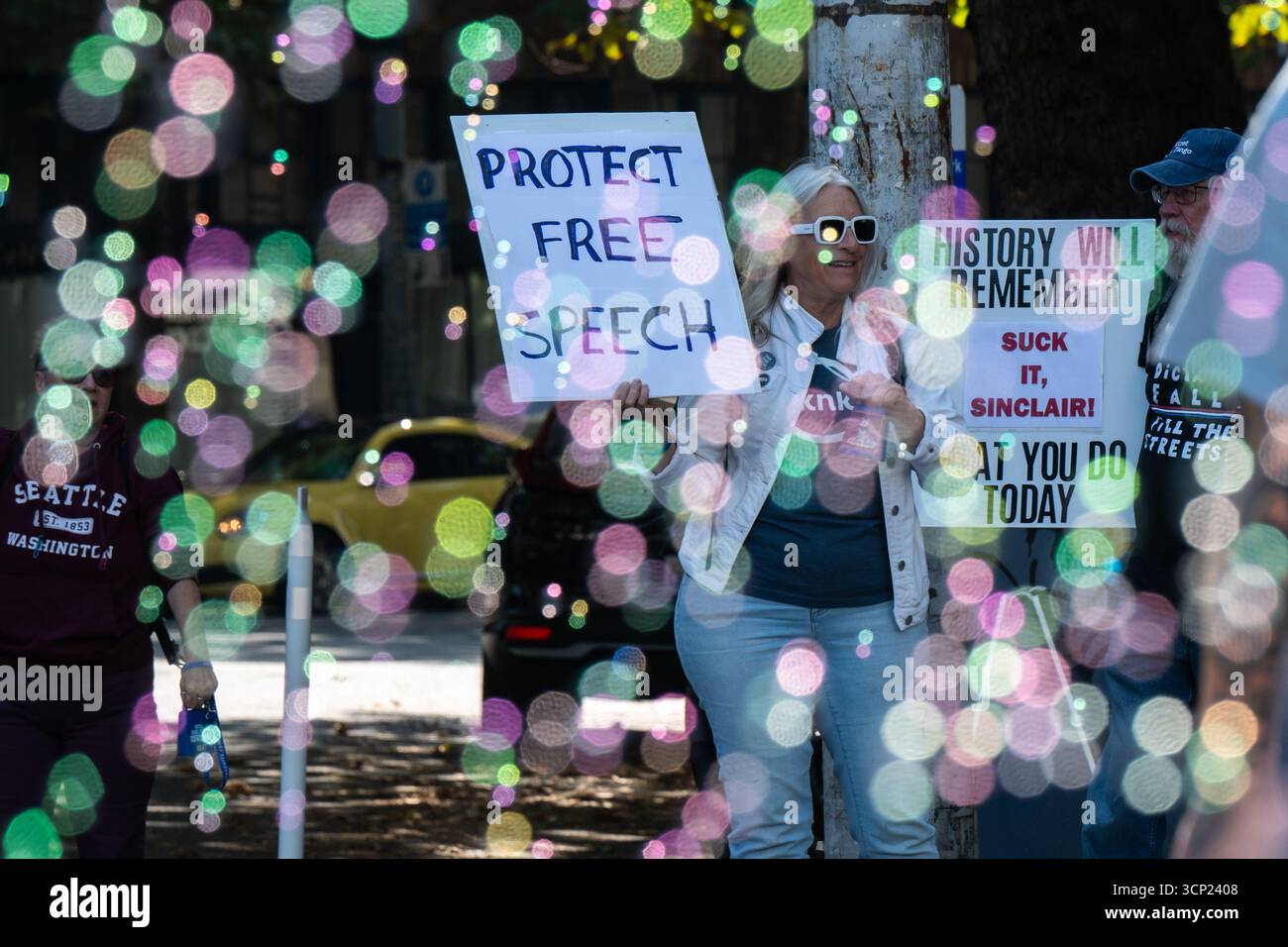 Seattle, USA. September 2025. Kurz nach den Demonstranten am Mittag vor der Sinclair Broadcasting Group Komo News Plaza während der, lutschen Sie, Sinclair! Protest. Die Demonstranten haben sich nach der Nachricht mobilisiert, dass Sinclair Jimmy Kimmels Rückkehr-Sendung heute Abend nicht übertragen wird. James Anderson/Alamy Live News Stockfoto