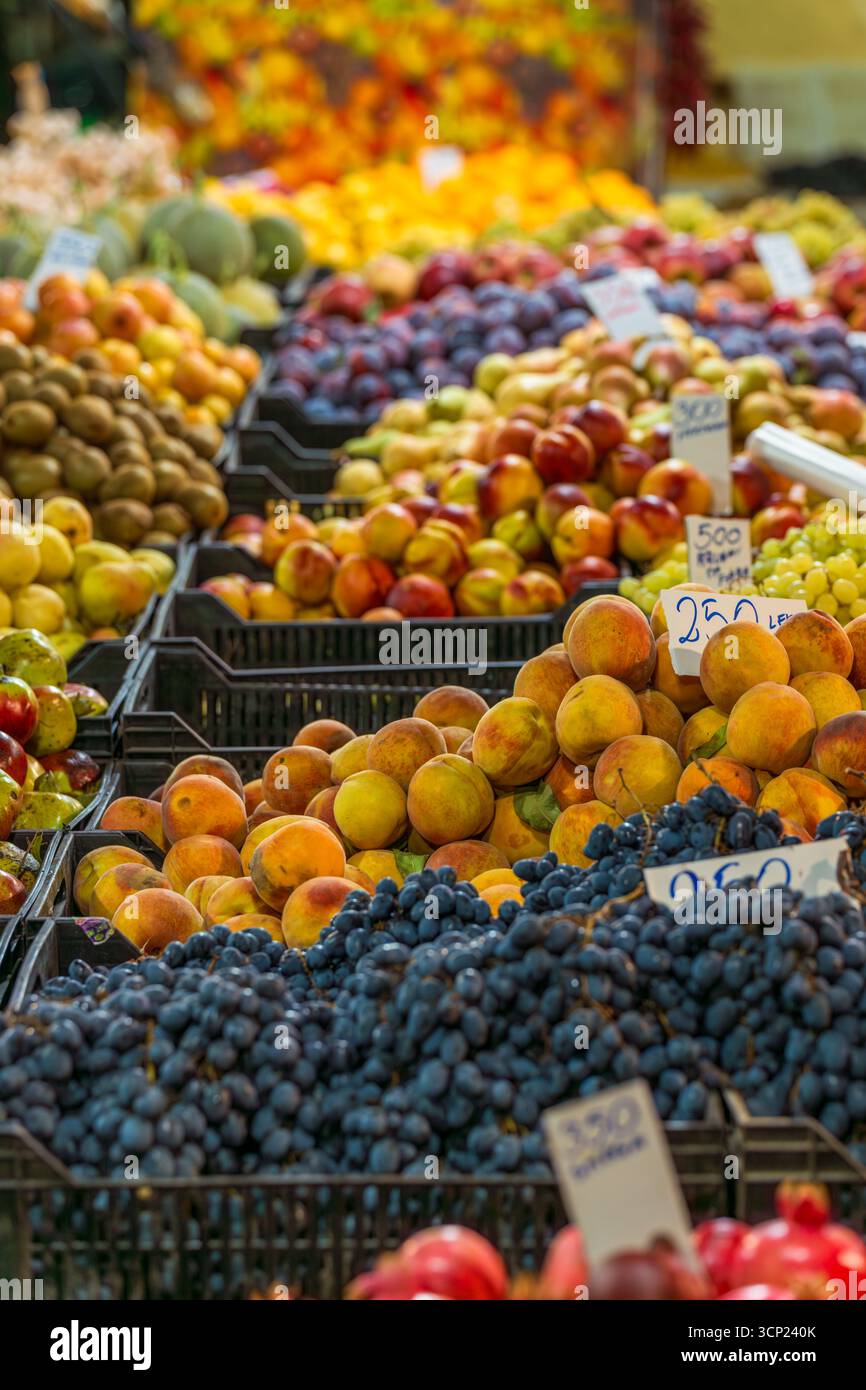 Farbenfroher Markt für frisches Obst in Albanien – lebendige Ausstellung von Trauben, Pfirsichen, Äpfeln und saisonalen Produkten zu lokalen Preisen Stockfoto