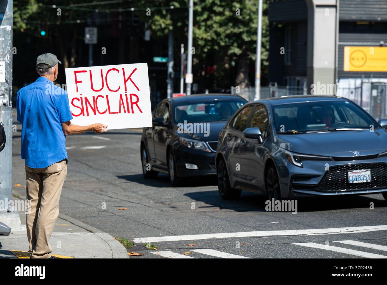 Seattle, USA. September 2025. Kurz nach den Demonstranten am Mittag vor der Sinclair Broadcasting Group Komo News Plaza während der, lutschen Sie, Sinclair! Protest. Die Demonstranten haben sich nach der Nachricht mobilisiert, dass Sinclair Jimmy Kimmels Rückkehr-Sendung heute Abend nicht übertragen wird. James Anderson/Alamy Live News Stockfoto