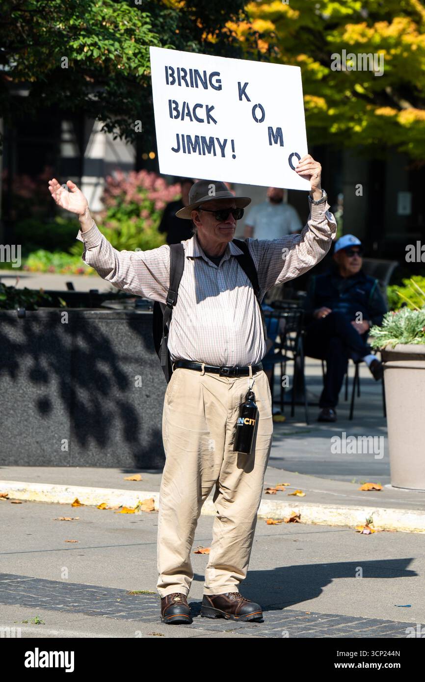 Seattle, USA. September 2025. Kurz nach den Demonstranten am Mittag vor der Sinclair Broadcasting Group Komo News Plaza während der, lutschen Sie, Sinclair! Protest. Die Demonstranten haben sich nach der Nachricht mobilisiert, dass Sinclair Jimmy Kimmels Rückkehr-Sendung heute Abend nicht übertragen wird. James Anderson/Alamy Live News Stockfoto
