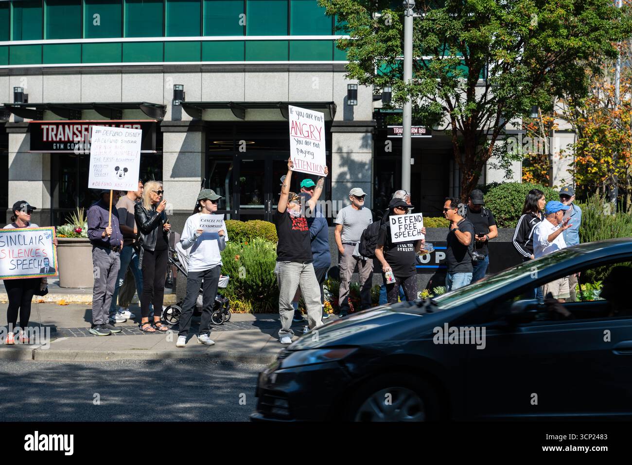 Seattle, USA. September 2025. Kurz nach den Demonstranten am Mittag vor der Sinclair Broadcasting Group Komo News Plaza während der, lutschen Sie, Sinclair! Protest. Die Demonstranten haben sich nach der Nachricht mobilisiert, dass Sinclair Jimmy Kimmels Rückkehr-Sendung heute Abend nicht übertragen wird. James Anderson/Alamy Live News Stockfoto