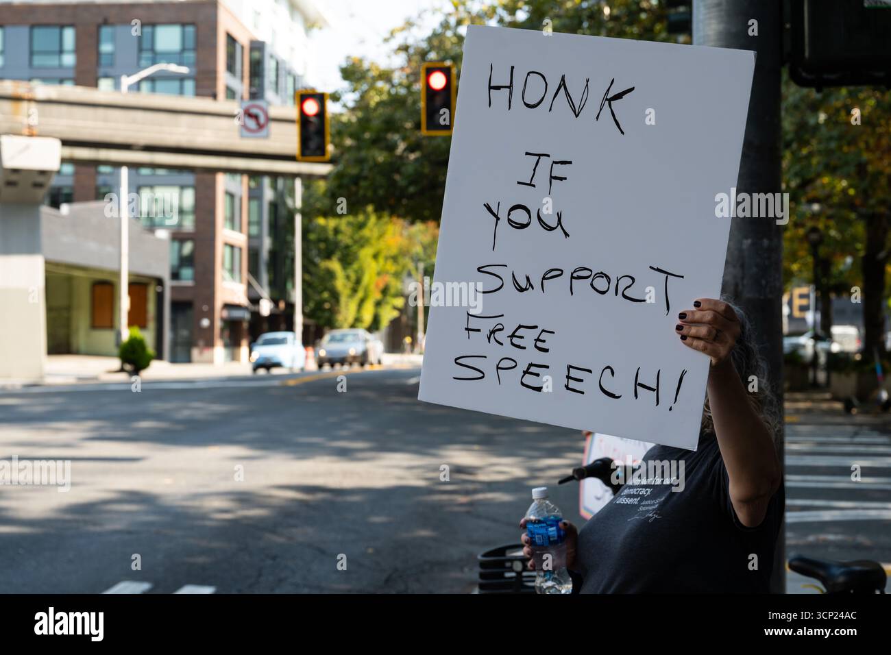 Seattle, USA. September 2025. Kurz nach den Demonstranten am Mittag vor der Sinclair Broadcasting Group Komo News Plaza während der, lutschen Sie, Sinclair! Protest. Die Demonstranten haben sich nach der Nachricht mobilisiert, dass Sinclair Jimmy Kimmels Rückkehr-Sendung heute Abend nicht übertragen wird. James Anderson/Alamy Live News Stockfoto