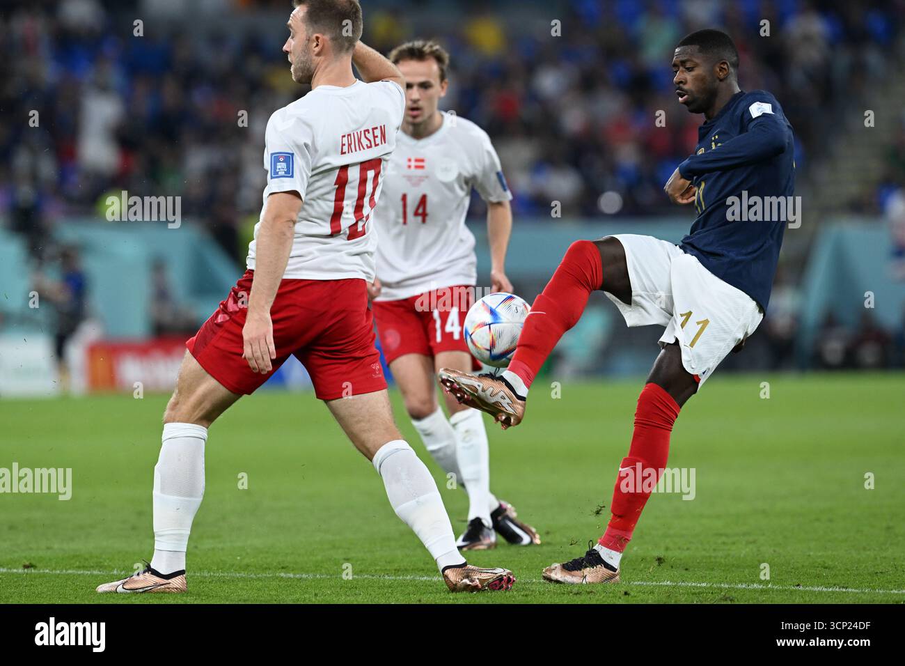 Der Ballon-d’Or-Sieger Ousmane Dembélé von 2025 befindet sich bei der FIFA-Weltmeisterschaft 2022 zwischen zwei polnischen Verteidigern. Frankreich gewann mit 3:1. Stockfoto