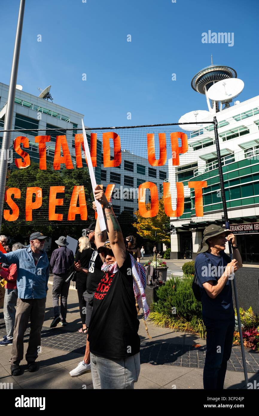 Seattle, USA. September 2025. Kurz nach den Demonstranten am Mittag vor der Sinclair Broadcasting Group Komo News Plaza während der, lutschen Sie, Sinclair! Protest. Die Demonstranten haben sich nach der Nachricht mobilisiert, dass Sinclair Jimmy Kimmels Rückkehr-Sendung heute Abend nicht übertragen wird. James Anderson/Alamy Live News Stockfoto