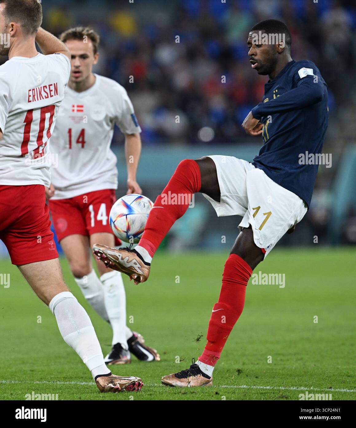 2025 Ballon d’Or-Sieger Ousmane Dembélé, der den Ball zwischen zwei polnischen Verteidigern beim 3:1-Sieg im Achtelfinale der Weltmeisterschaft 2022 antritt. Stockfoto