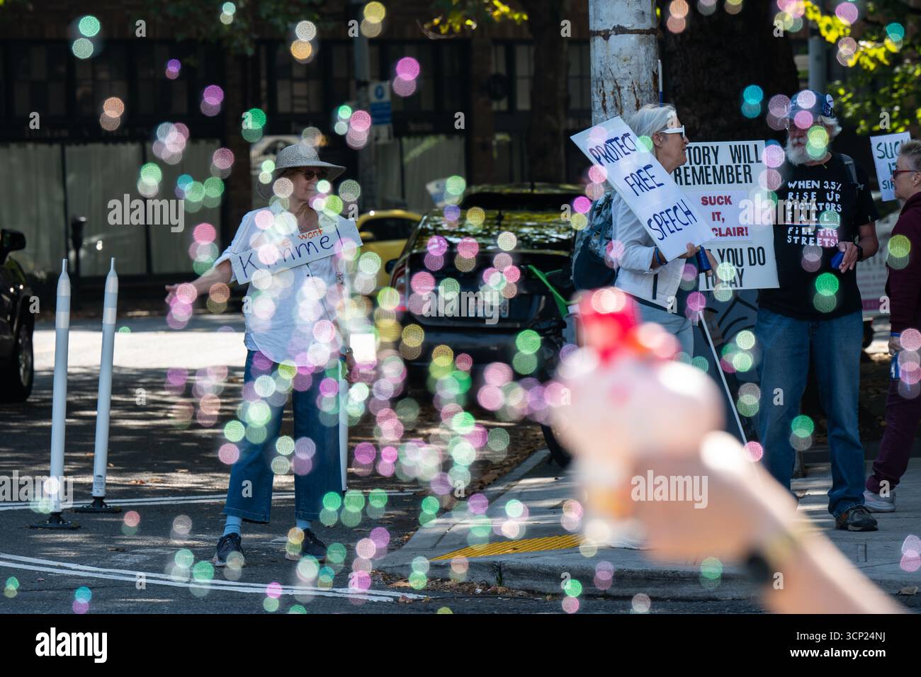 Seattle, USA. September 2025. Kurz nach den Demonstranten am Mittag vor der Sinclair Broadcasting Group Komo News Plaza während der, lutschen Sie, Sinclair! Protest. Die Demonstranten haben sich nach der Nachricht mobilisiert, dass Sinclair Jimmy Kimmels Rückkehr-Sendung heute Abend nicht übertragen wird. James Anderson/Alamy Live News Stockfoto