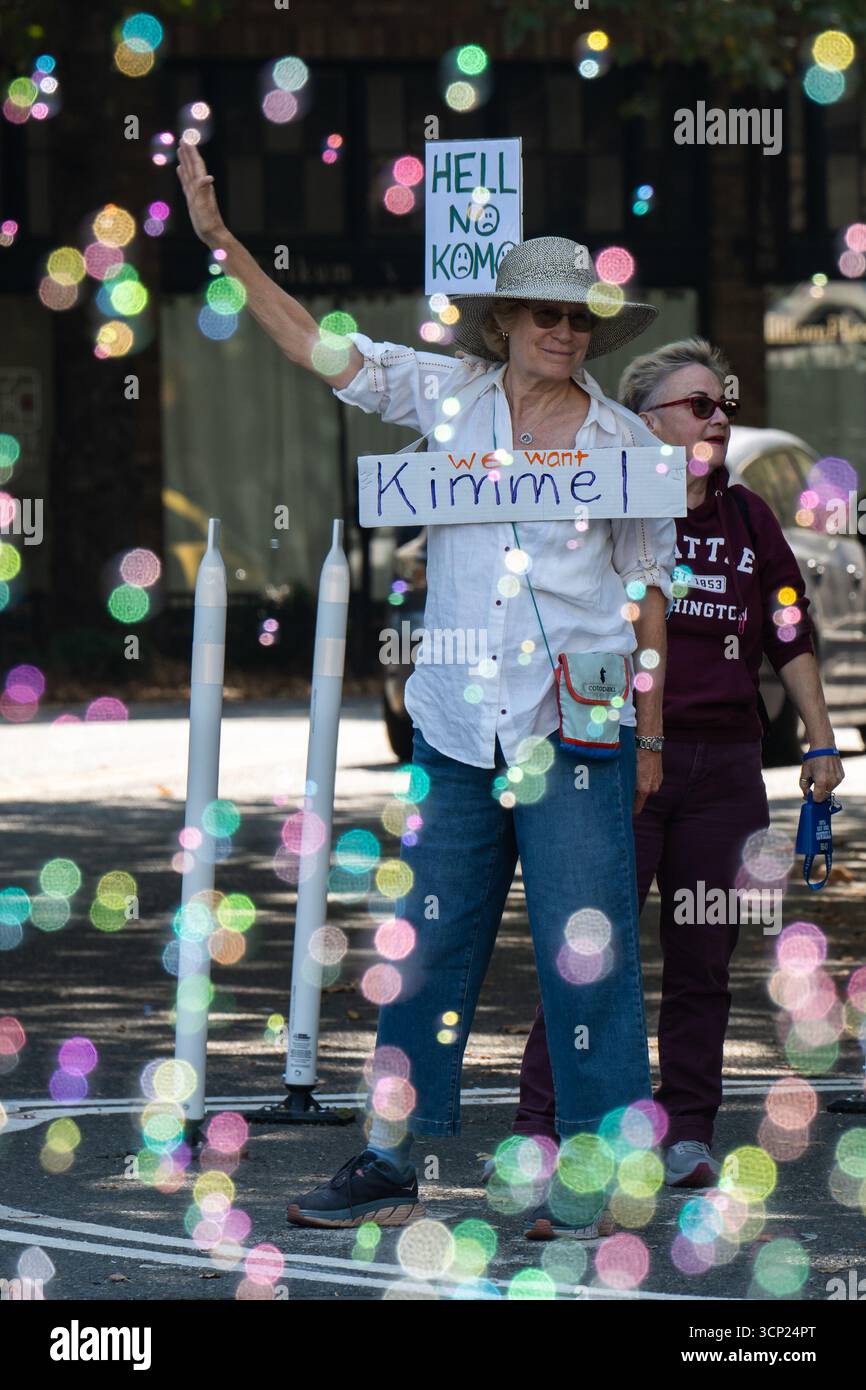 Seattle, USA. September 2025. Kurz nach den Demonstranten am Mittag vor der Sinclair Broadcasting Group Komo News Plaza während der, lutschen Sie, Sinclair! Protest. Die Demonstranten haben sich nach der Nachricht mobilisiert, dass Sinclair Jimmy Kimmels Rückkehr-Sendung heute Abend nicht übertragen wird. James Anderson/Alamy Live News Stockfoto