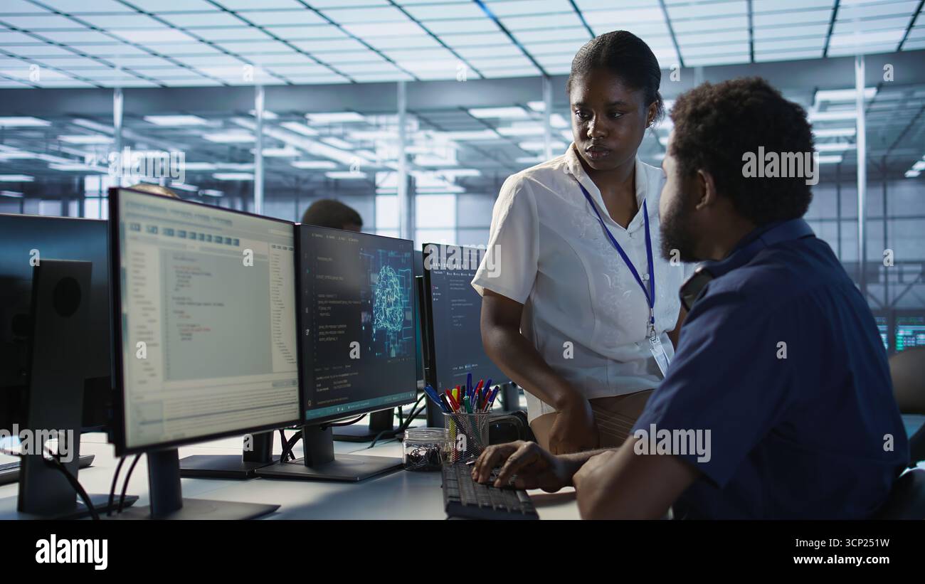 Manager, der Feedback vom Rechenzentrumsingenieur erhält, der die Netzwerkinfrastruktur des Unternehmens verwaltet. Teamleiter im Bereich Server Hub Listening Worker sorgt für optimale Systemleistung, Kamera A Stockfoto