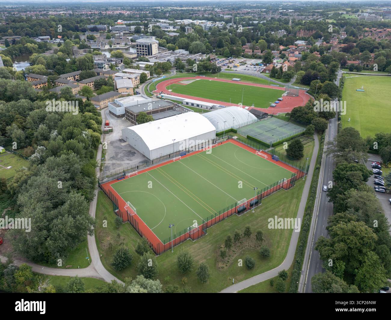 Luftaufnahme des Fußballfeldes und des Leichtathletikstadions an der University of York, Campus West, Heslington, York, Großbritannien. Stockfoto