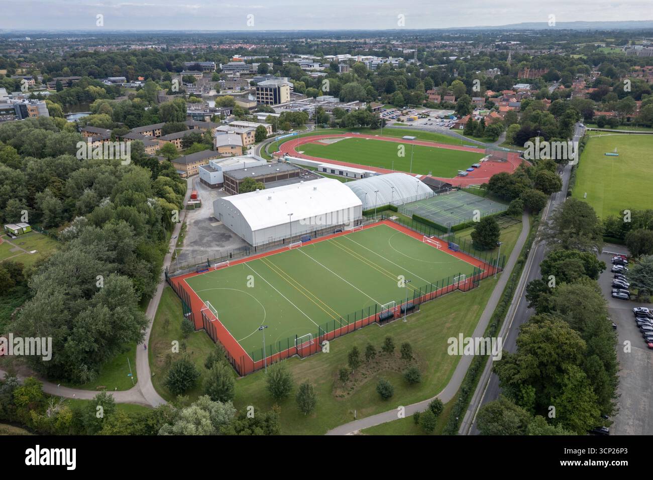 Luftaufnahme des Fußballfeldes und des Leichtathletikstadions an der University of York, Campus West, Heslington, York, Großbritannien. Stockfoto