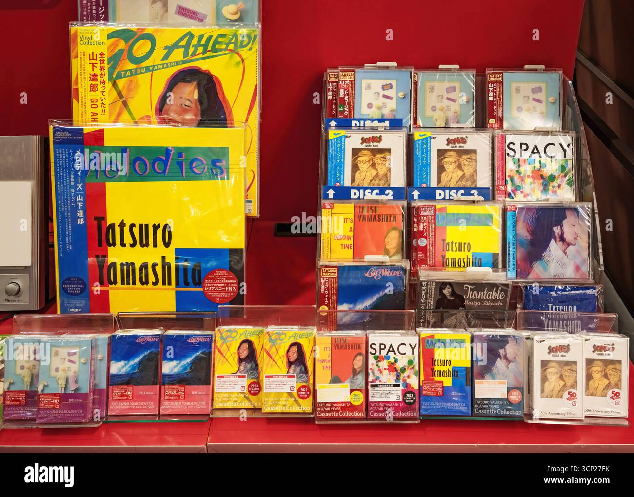 tokio, shibuya - 12. september 2025: Sammlung nostalgischer japanischer Musik im Tower Records Shibuya Shop mit dem legendären Künstler Tatsuro Yam Stockfoto