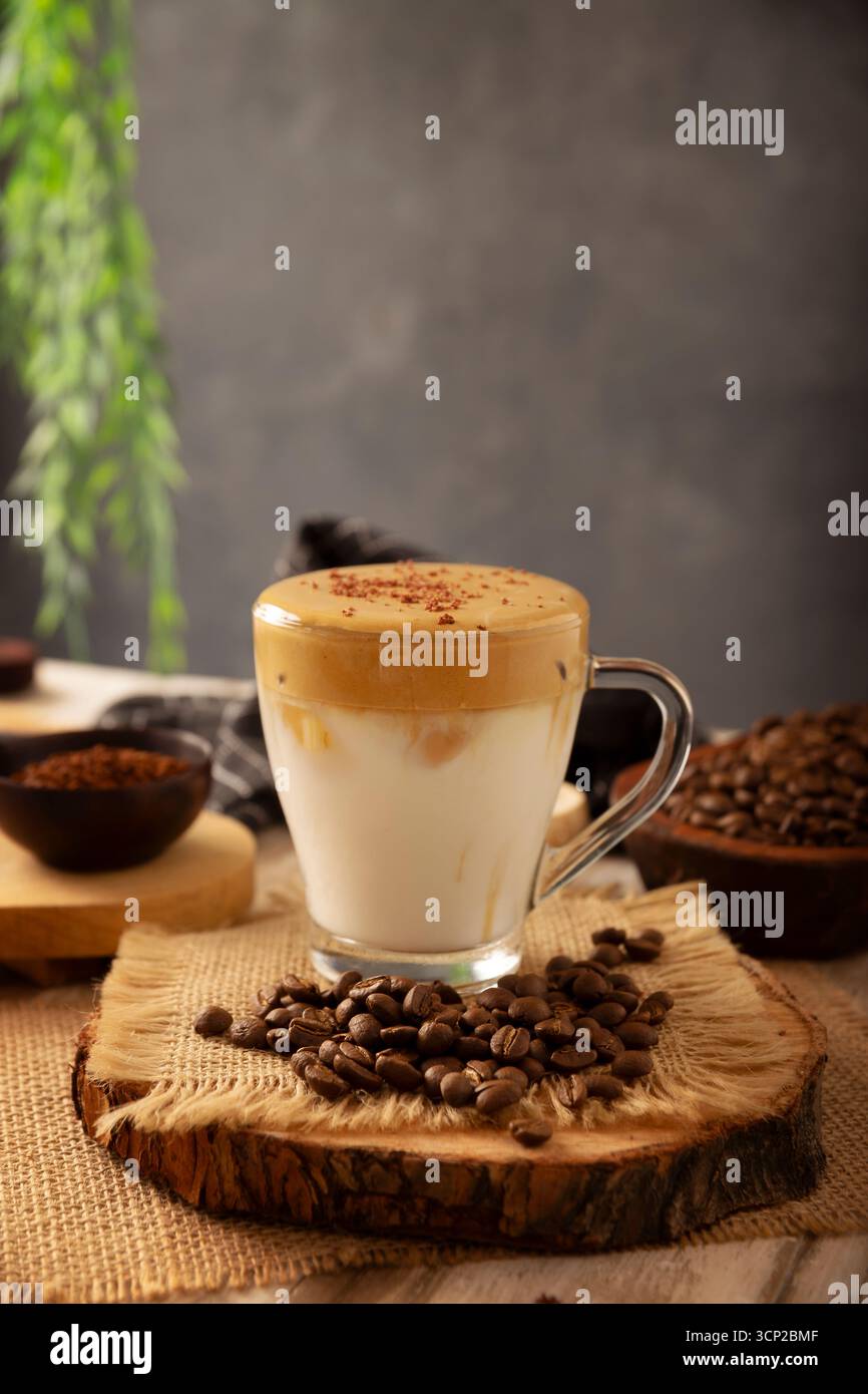 Dalgona Coffee, ein kaltes, gesüßtes Schlagetränk mit Milch und aufschäumender Kaffeesahne mit Instantkaffee, ein trendiges, erfrischendes und einfaches Rec Stockfoto