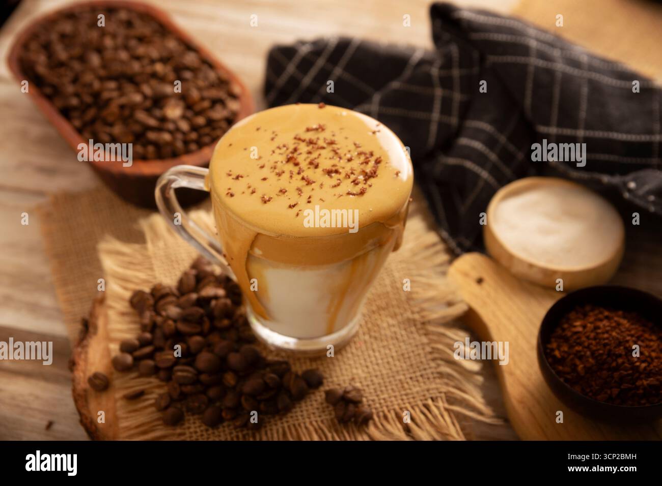Dalgona Coffee, ein kaltes, gesüßtes Schlagetränk mit Milch und aufschäumender Kaffeesahne mit Instantkaffee, ein trendiges, erfrischendes und einfaches Rec Stockfoto