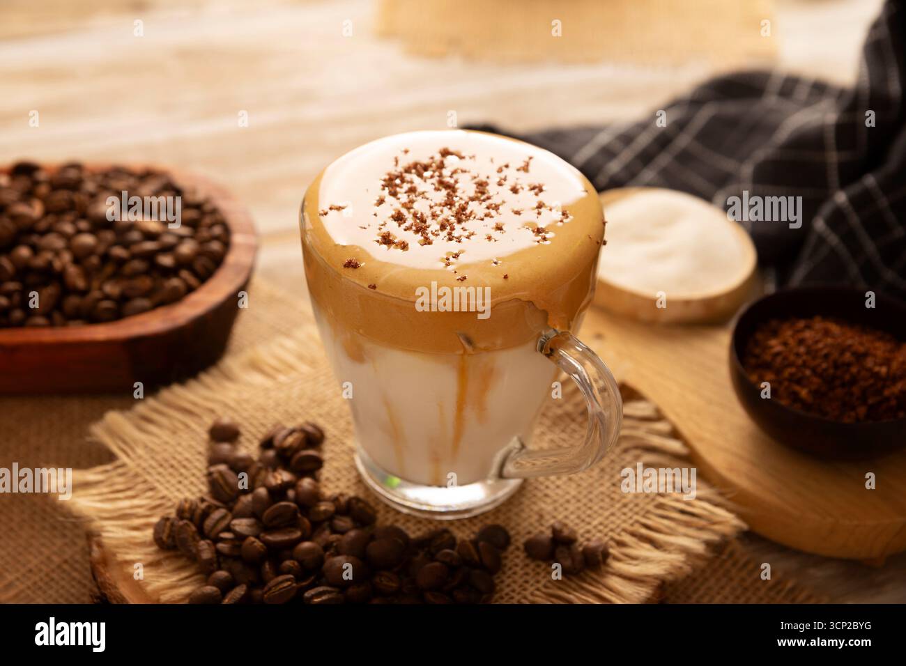 Dalgona Coffee, ein kaltes, gesüßtes Schlagetränk mit Milch und aufschäumender Kaffeesahne mit Instantkaffee, ein trendiges, erfrischendes und einfaches Rec Stockfoto