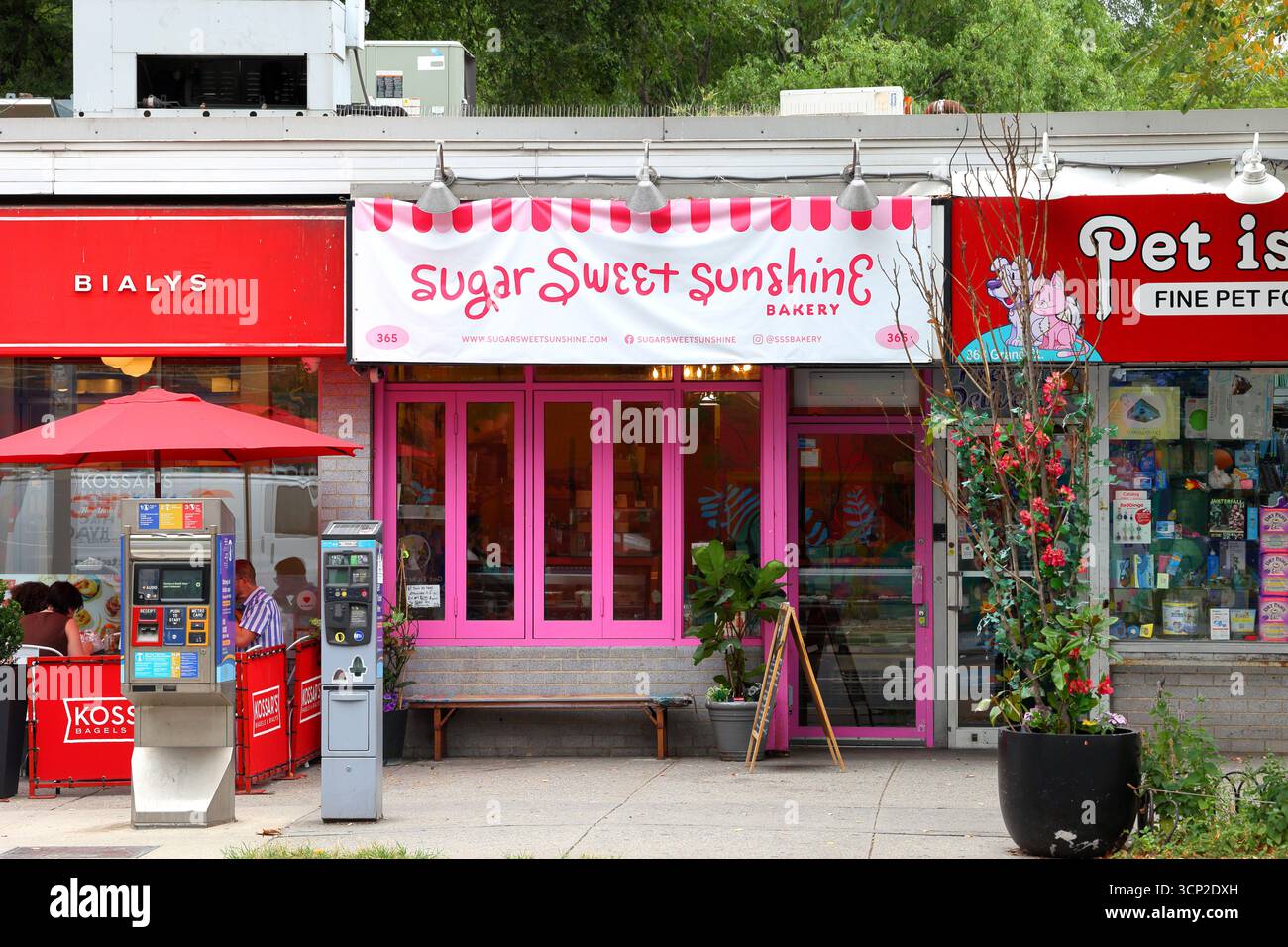 Sugar Sweet Sunshine Bakery, 365 Grand St, New York, NYC, Ladenfront einer Cupcake-Bäckerei in Manhattans Lower East Side. Stockfoto