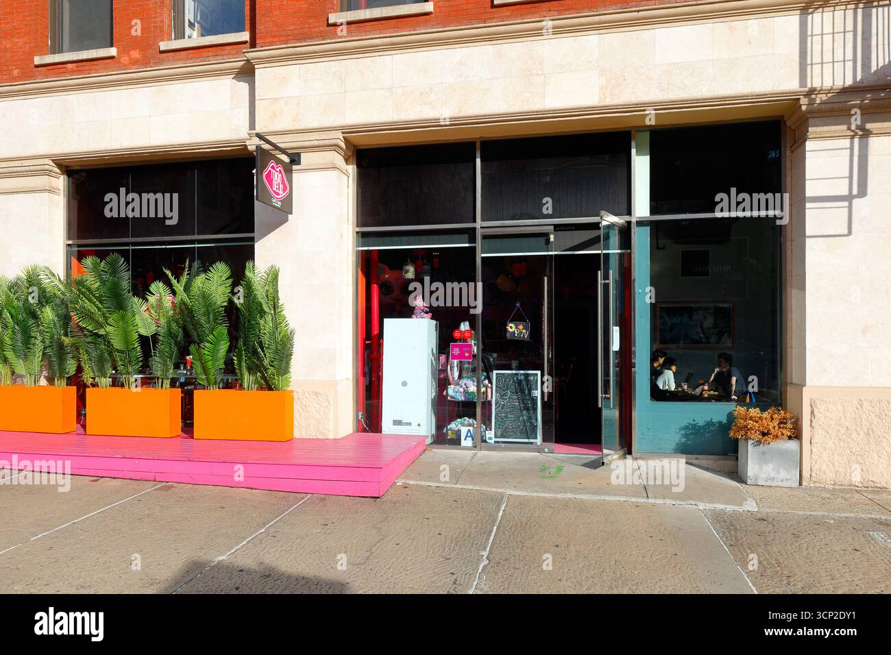 Tokiodelic, 177 Lafayette St, New York, NYC, Storefront einer japanischen Pop-Art-Bar und Café in Manhattans SoHo-Viertel. Stockfoto