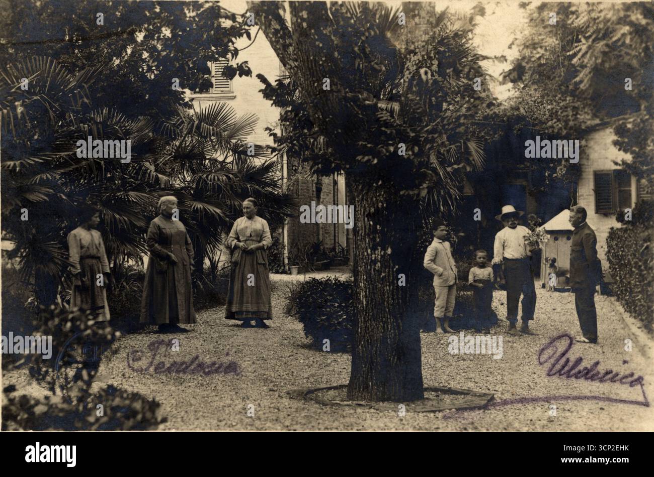 1918 , GROTTAZZOLINA, FERMO ( damals Ascoli Piceno ), MARKEN , ITALIEN : das alte Ehepaar TEODOSIA und ULDERICO ( es war möglich, dass sie zwei vertrauenswürdige Bedienstete des Hauses waren ) mit zwei Mägden, dem Gärtner und zwei Enkelkindern im Garten der VILLA GRAZIANI CATINI . Die Villa gehörte dem berühmten Bariton Francesco Graziani (1828–1901), einem Patrioten und engen Freund von Giuseppe Verdi, Giuseppe Mazzini und Garibaldi. Ab 1902 ging die Villa in den Besitz seiner Nichte Francesca Graziani über, die dann Massimiliano Catini heiratete. Ihr Sohn Ludovico Catini ( 1891–1982) war Stockfoto