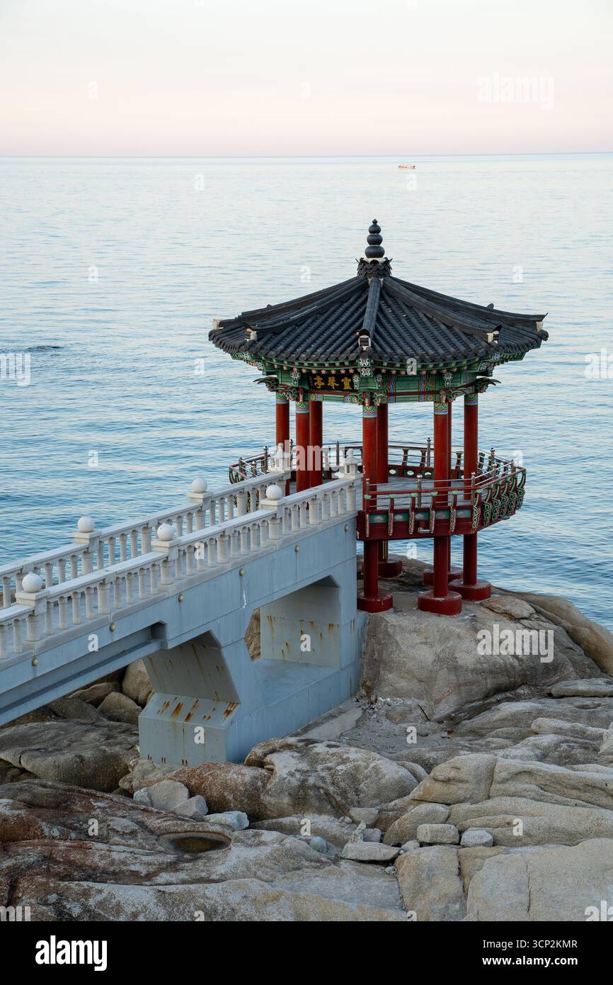 Yeonggeumjeong Pavillon am Ostsee in Sokcho, Südkorea, traditionelles Wahrzeichen und Reiseziel am Meer Stockfoto