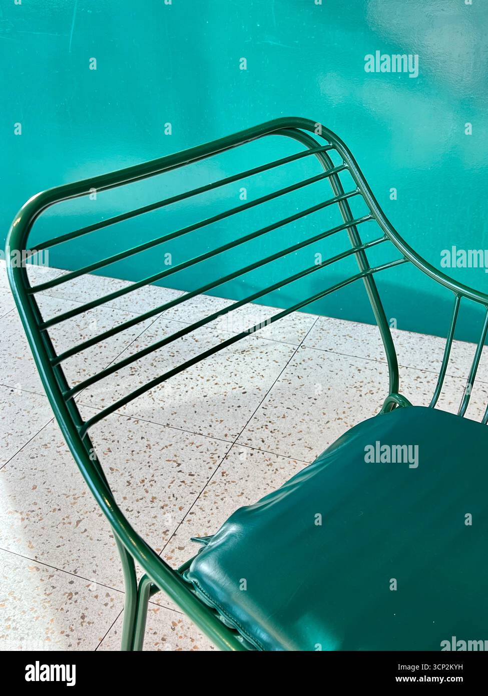 Grüner Vintage-Stuhl - Smartphone-aufgenommenes Stockfoto