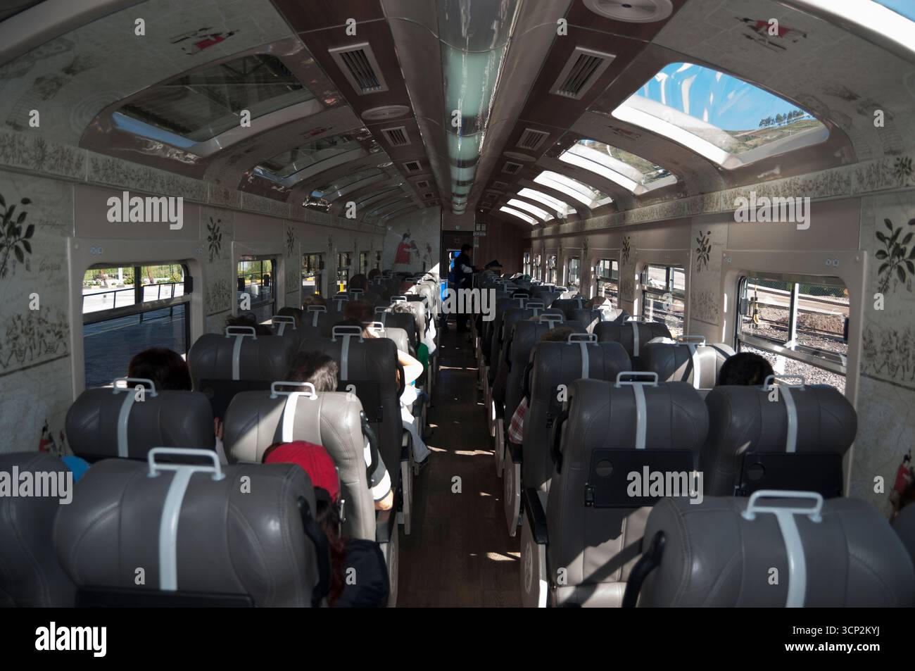 Der Zug PeruRail bietet eine einzigartige Reise mit geräumigen Sitzplätzen, Panoramafenstern, Andenkultur, Live-Unterhaltung und lokalen Snacks, erstellen der tr Stockfoto