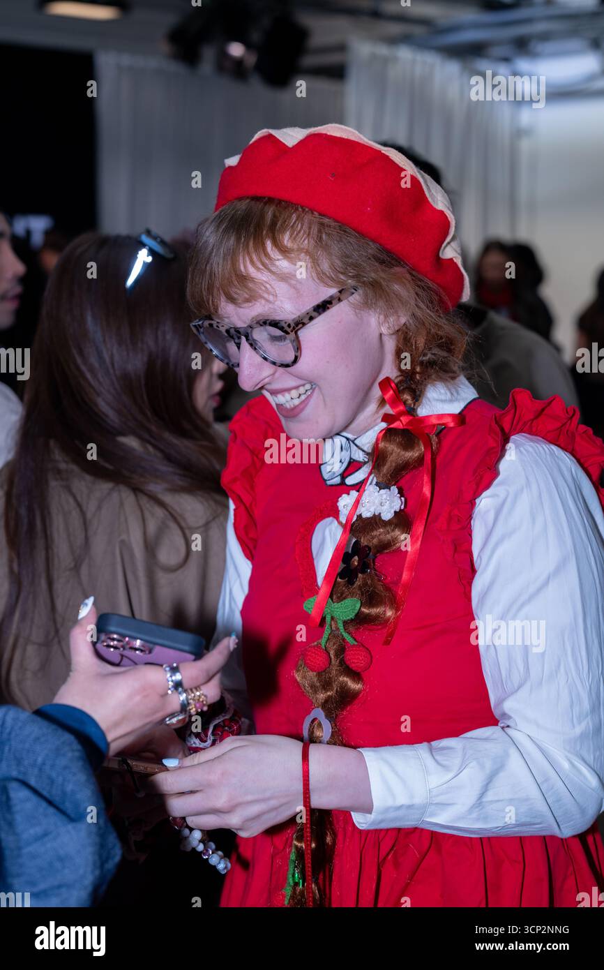 London, Großbritannien, 22. September 2025, es ist Tag 3 der London Fashion Week mit verschiedenen Designs bei Fashion Scout. Hier sind einige Porträts des Publikums, das in den verschiedenen Shows in den Protein Studios in Shoreditch war. Andrew Lalchan Photography/Alamy Live News Stockfoto