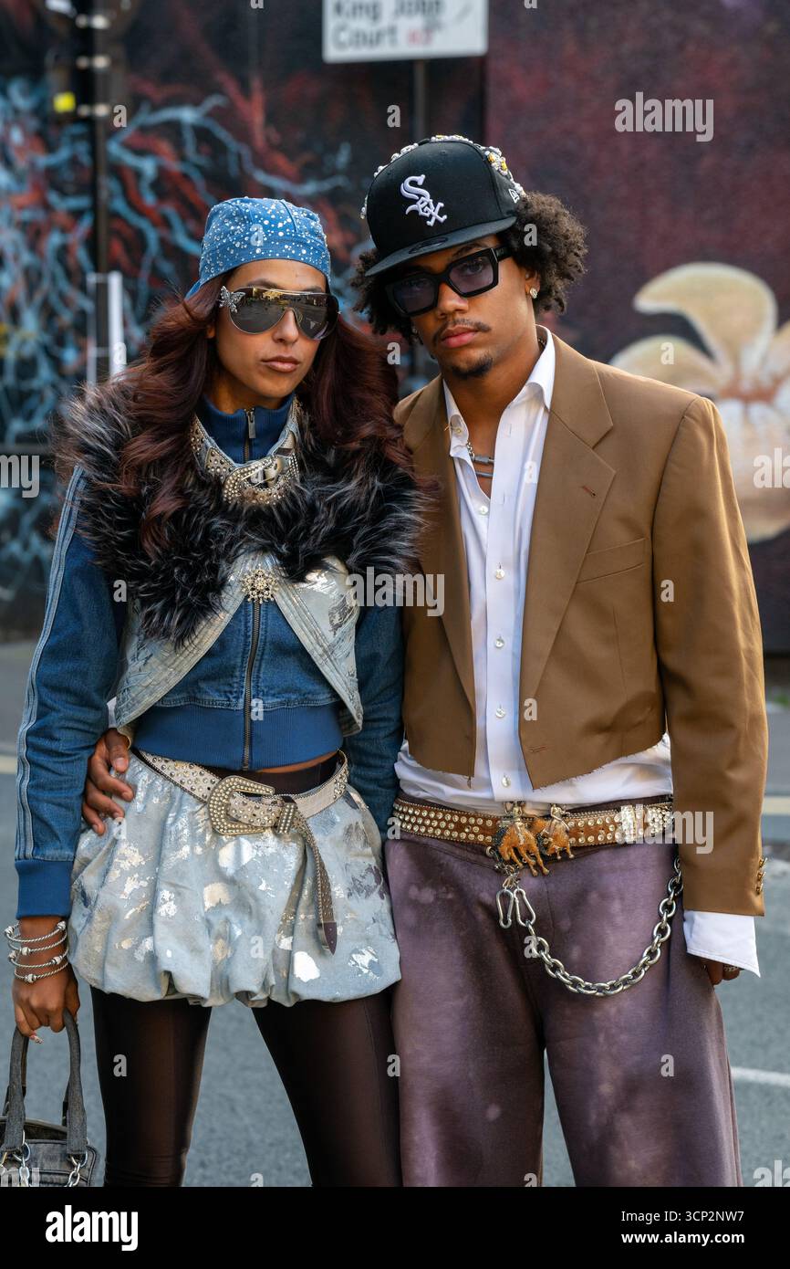 London, Großbritannien, 22. September 2025, es ist Tag 3 der London Fashion Week mit verschiedenen Designs bei Fashion Scout. Hier sind einige Porträts des Publikums, das in den verschiedenen Shows in den Protein Studios in Shoreditch war. Andrew Lalchan Photography/Alamy Live News Stockfoto