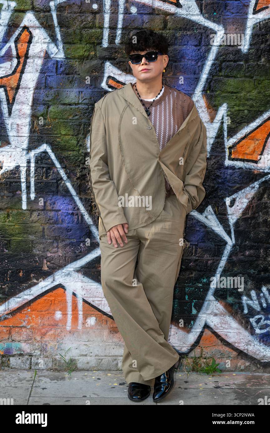 London, Großbritannien, 22. September 2025, es ist Tag 3 der London Fashion Week mit verschiedenen Designs bei Fashion Scout. Hier sind einige Porträts des Publikums, das in den verschiedenen Shows in den Protein Studios in Shoreditch war. Andrew Lalchan Photography/Alamy Live News Stockfoto