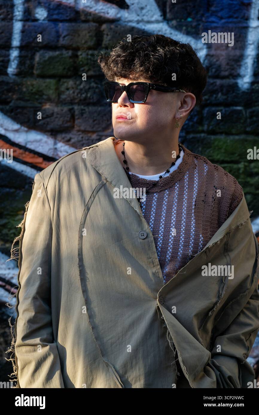 London, Großbritannien, 22. September 2025, es ist Tag 3 der London Fashion Week mit verschiedenen Designs bei Fashion Scout. Hier sind einige Porträts des Publikums, das in den verschiedenen Shows in den Protein Studios in Shoreditch war. Andrew Lalchan Photography/Alamy Live News Stockfoto