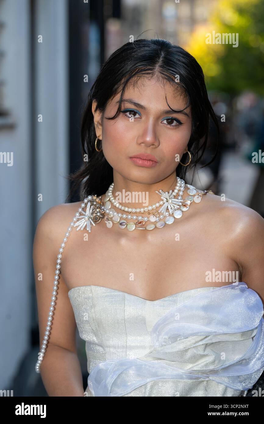 London, Großbritannien, 22. September 2025, es ist Tag 3 der London Fashion Week mit verschiedenen Designs bei Fashion Scout. Hier sind einige Porträts des Publikums, das in den verschiedenen Shows in den Protein Studios in Shoreditch war. Andrew Lalchan Photography/Alamy Live News Stockfoto