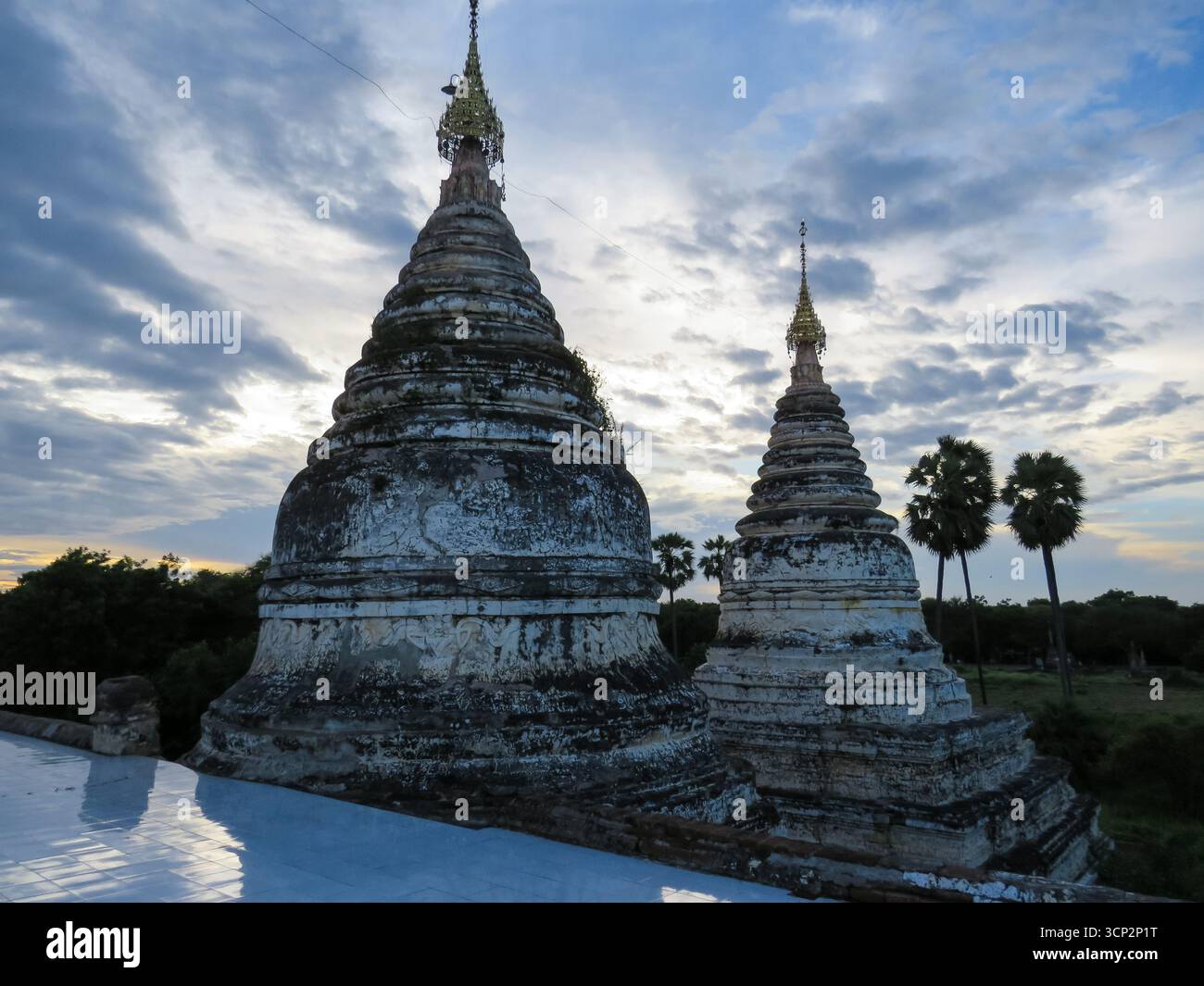 Abendstrahlen über buddhistischen Stupas in Bagan, Myanmar Stockfoto