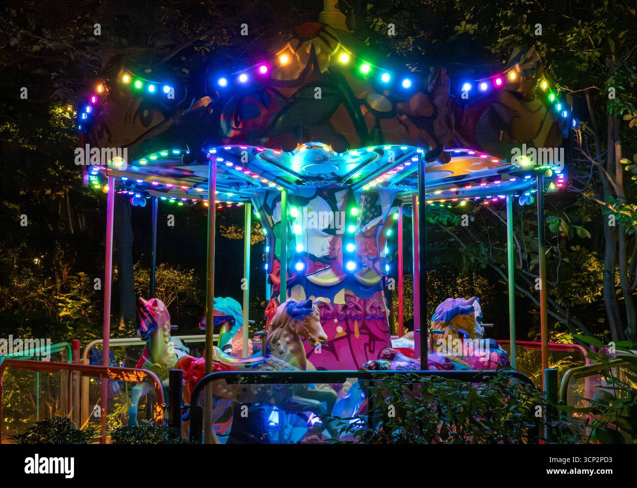 New York, NY - USA - 14. September 2025 lebhaftes Karussell im Chrystie Park des ÖFFENTLICHEN Hotels in NYC, das nachts mit bunten LED-Lichtern leuchtet und eine Wimsi schafft Stockfoto