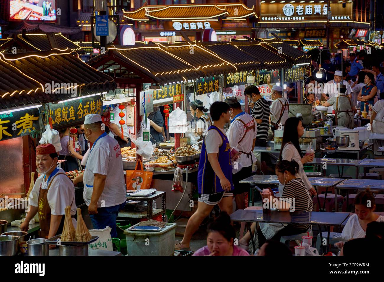 Kaifeng Nachtmarkt mit Street Food und Restaurantständen Stockfoto