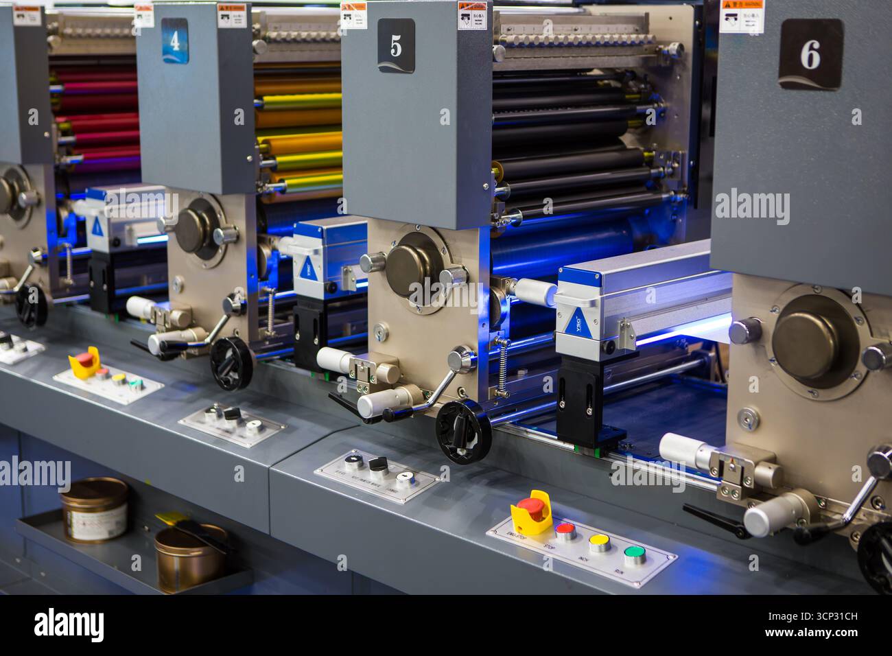 Detailansicht der Flexodruckwalzen für den mehrfarbigen industriellen Druck. Moderne Verpackungs- und Drucktechnologie. Stockfoto