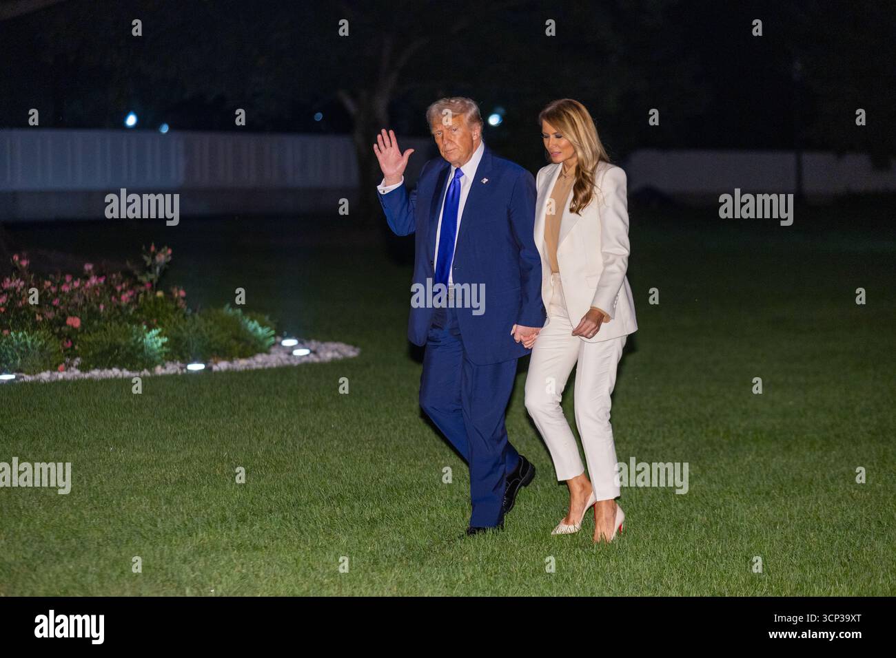 Washington, USA. September 2025. US-Präsident Donald Trump und First Lady Melania Trump laufen auf dem Südrasen nach der Ankunft im Weißen Haus in Washington, DC, USA, am 23. September 2025. US-Präsident Donald Trump sagte am Dienstag in den sozialen Medien, er glaube, dass die Ukraine mit Unterstützung von Europa und der NATO "in der Lage ist, zu kämpfen und die gesamte Ukraine in ihrer ursprünglichen Form ZURÜCKZUGEWINNEN". Quelle: Hu Yousong/Xinhua/Alamy Live News Stockfoto