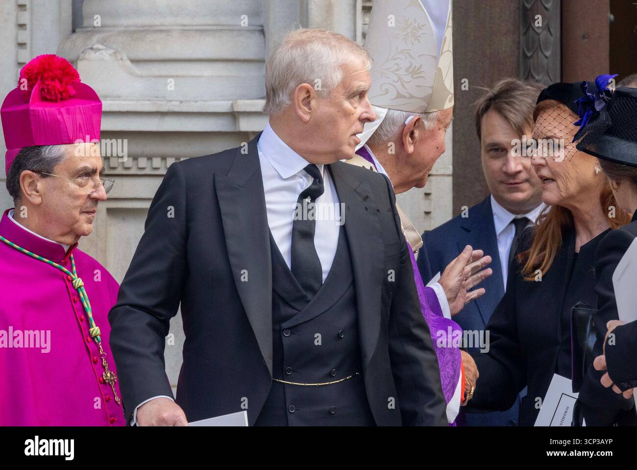 pic Shows: Begräbnis der Herzogin von Kent 16.9.25 Sarah Ferguson und Prinz Andrew nahmen zusammen Teil Bild von Gavin Rodgers/ Pixel8000 Stockfoto