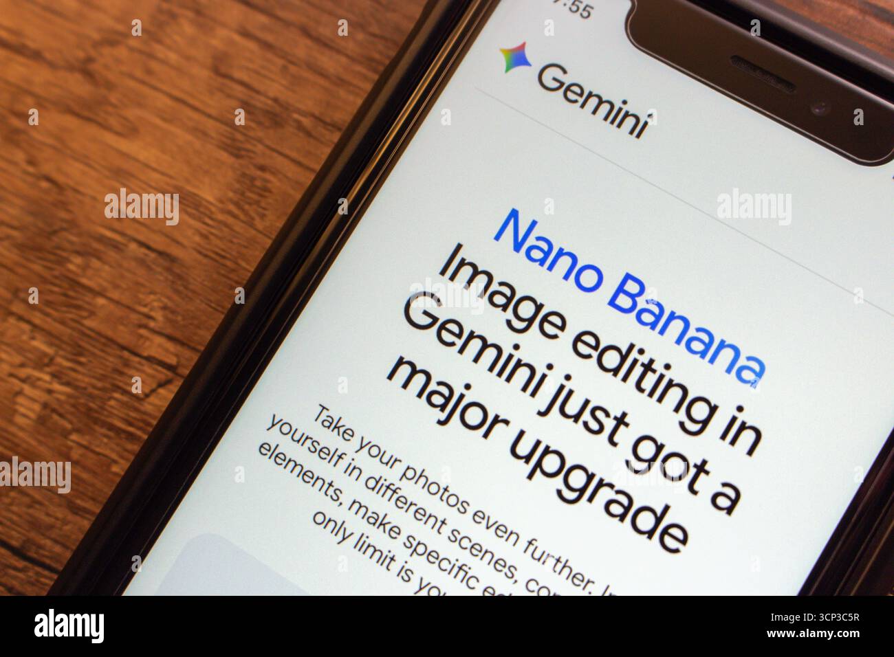 Mexiko-Stadt, MEXIKO - 15. September 2025: Smartphone-Bildschirm mit Google Gemini Update-Ankündigung, die das Upgrade der Nano Banana Bildbearbeitung hervorhebt. Stockfoto